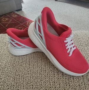 Kizik Red Unisex Men 7.5 / Women 9